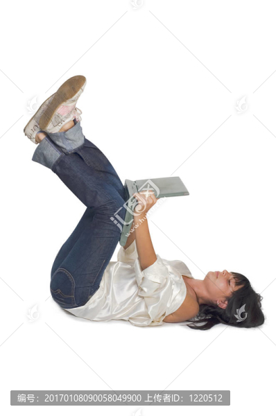 年輕的女孩和筆記本電腦