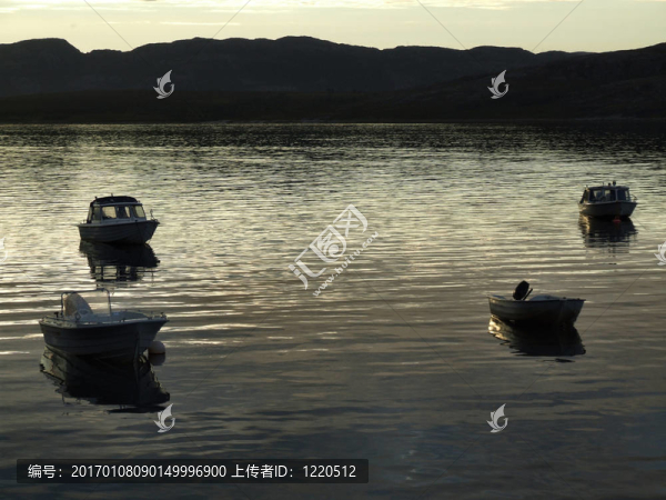 夕陽(yáng)下的小船