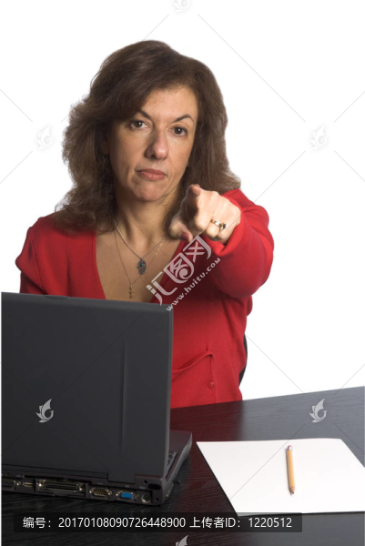 在書桌上用的女人