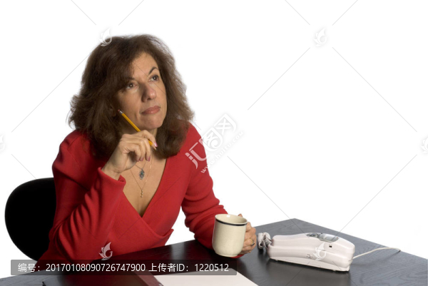 辦公桌上的女人思考