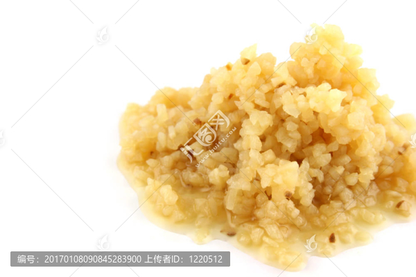 在一個孤立的背景上切碎大蒜