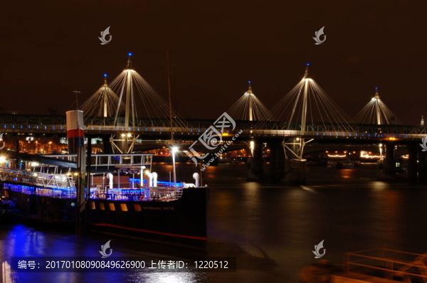 泰晤士河畔的夜晚