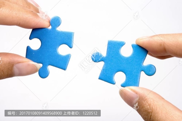 拿著拼圖