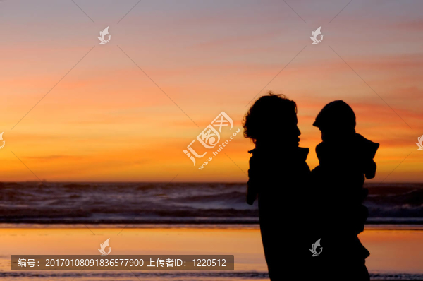 女兒和母親在日落3
