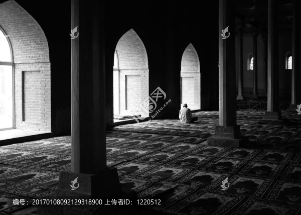 在一個(gè)清真寺里祈禱