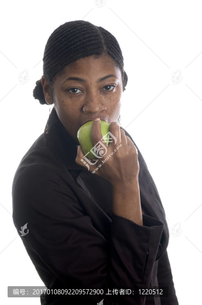 漂亮的黑人女人吃蘋果