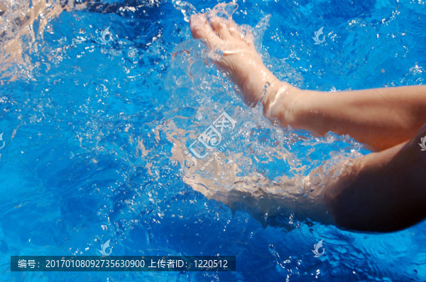 男孩在游泳池里踢