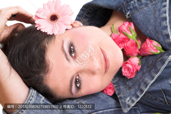 粉紅色花的女人