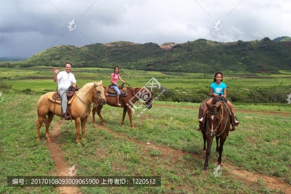 家人騎著馬