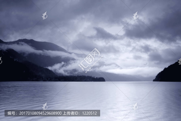 湖上的風(fēng)暴。