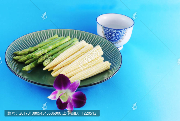 在盤子上的蘆筍和玉米