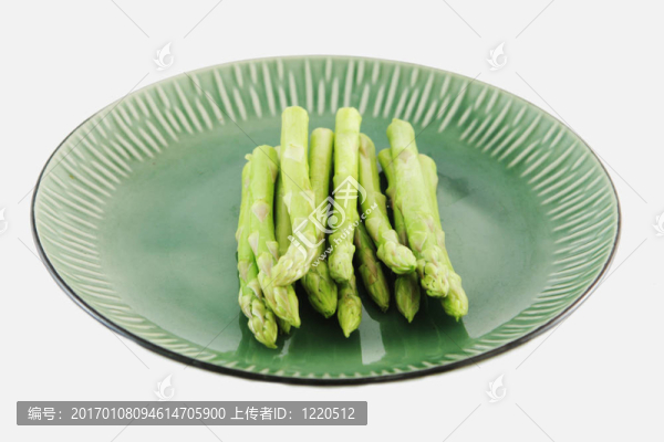 在盤子上的新鮮蘆筍