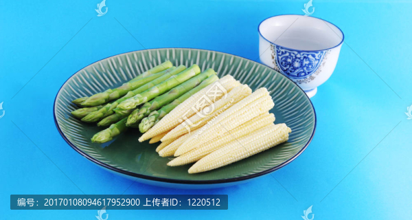 鮮蘆筍筍和玉米盤