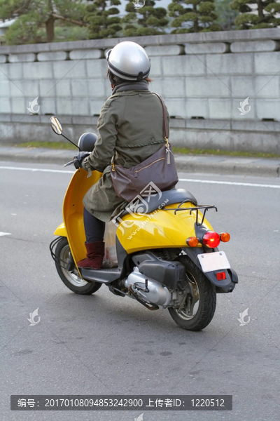 女孩與滑板車