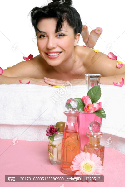 美麗的微笑的女人在水療中心放松