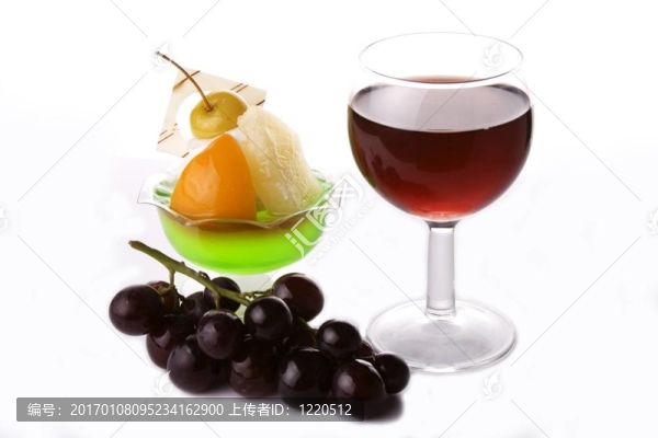 紅葡萄酒與葡萄和甜點(diǎn)