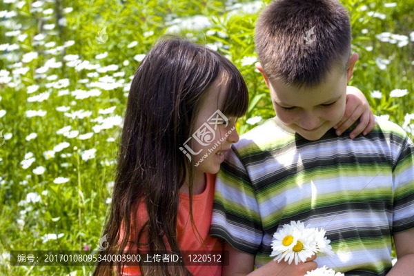 草地上的孩子們