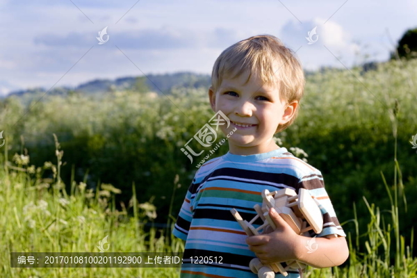 草地上的男孩