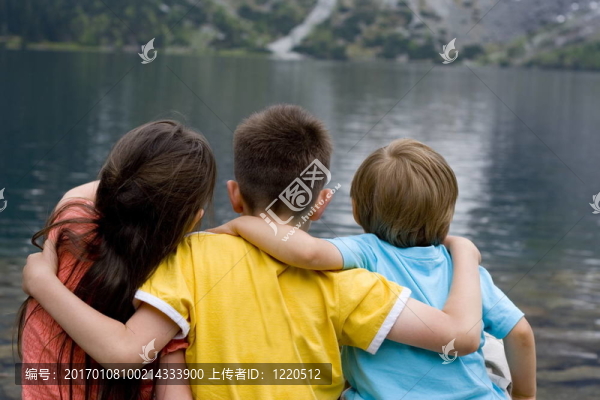 孩子們在湖-匯圖網(wǎng) www.fosd68.com 孩子們在湖