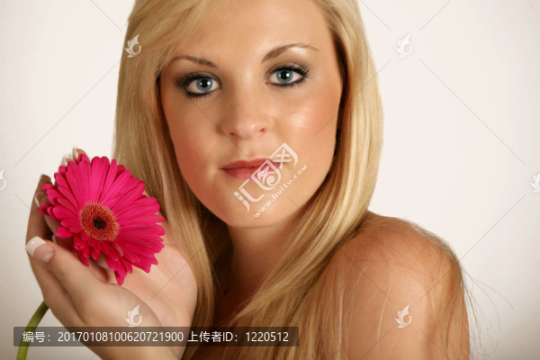 美麗的女人與紅色的花