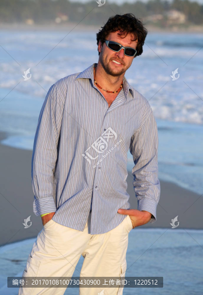 男子在海灘上散步