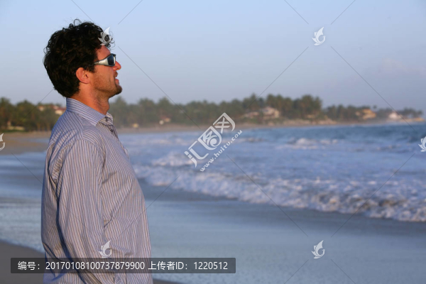 男子在海灘上散步
