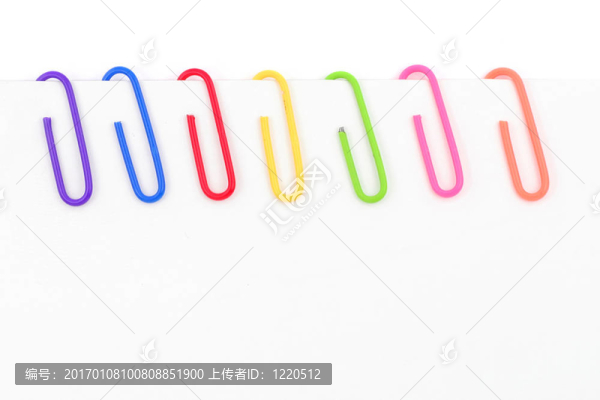 彩色的紙夾和白紙