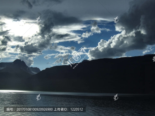天空；云與海