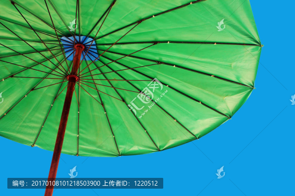 藍(lán)天上的綠色雨傘