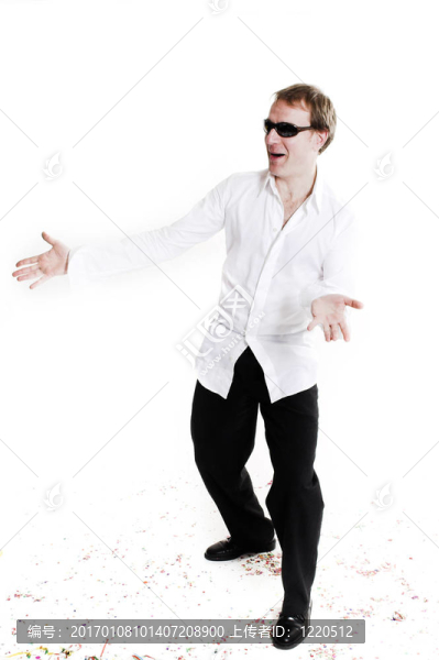 人在白
