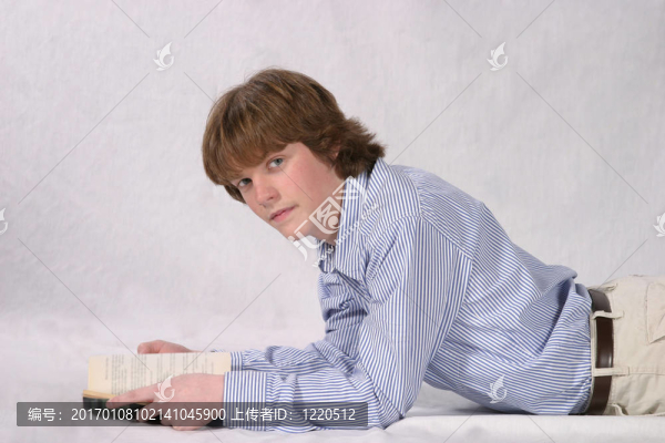 男孩閱讀2