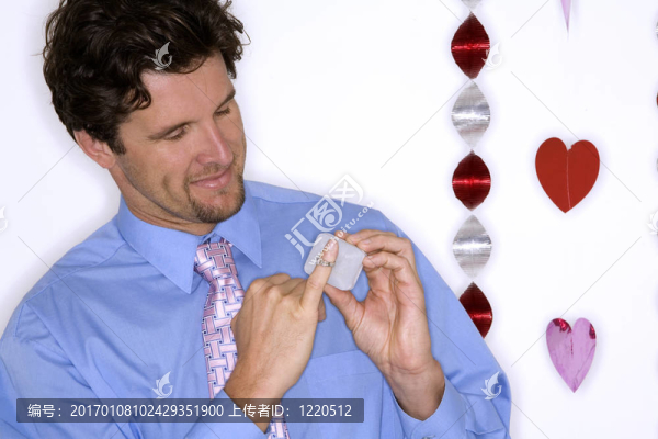 有魅力的男人戴著情人節(jié)的藍(lán)襯衫