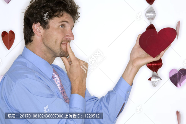 有魅力的男人戴著情人節(jié)的藍襯衫