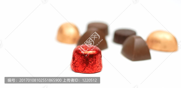 白色背景上的花式巧克力