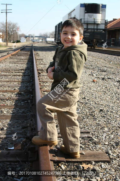 火車軌道上的男孩