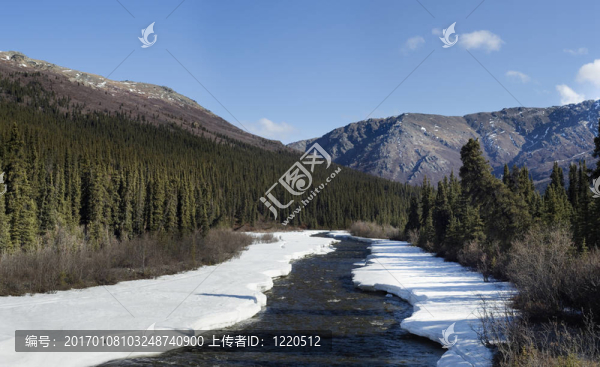 在山區(qū)解凍的河流