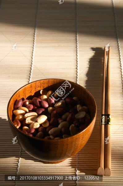 在竹墊花生小盤股
