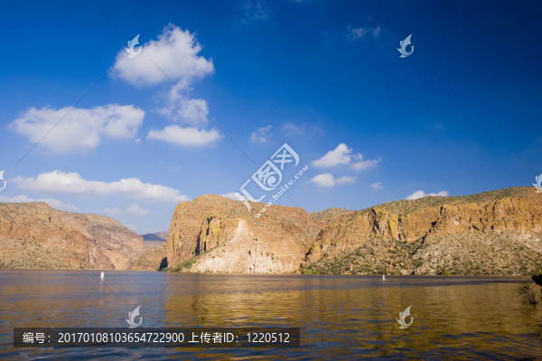 峽谷湖景色