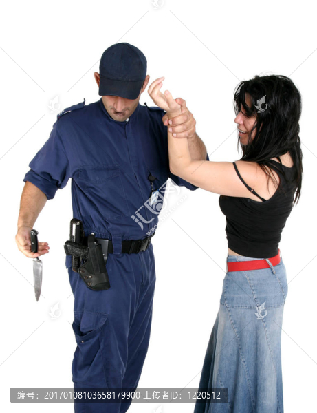 警察從犯罪嫌疑人解除武器