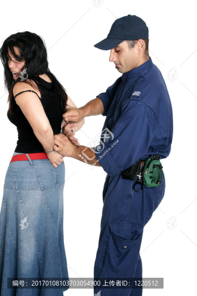小偷被戴上手銬的嫌疑人