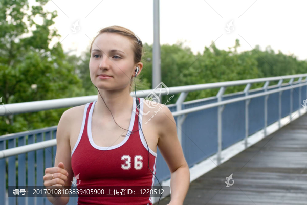 運(yùn)動(dòng)的女孩-匯圖網(wǎng) www.fosd68.com 運(yùn)動(dòng)的女孩