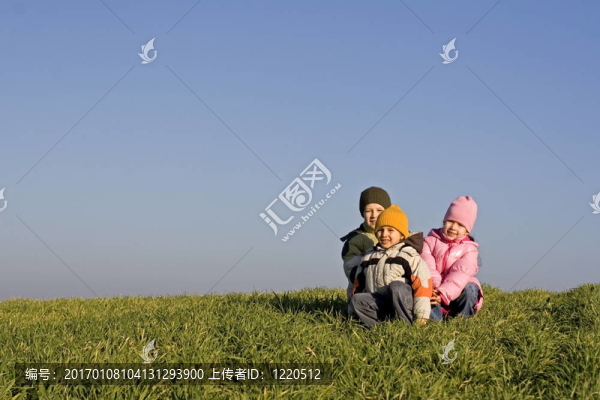 草地上的孩子們