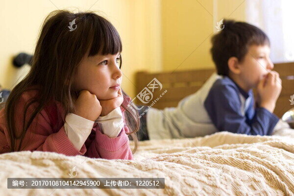 孩子們看電視