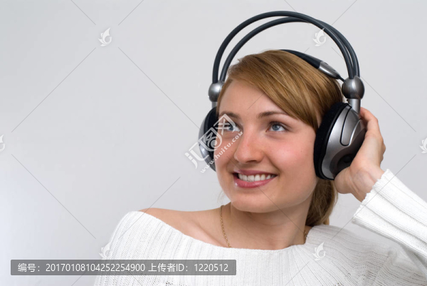 女孩帶著耳機