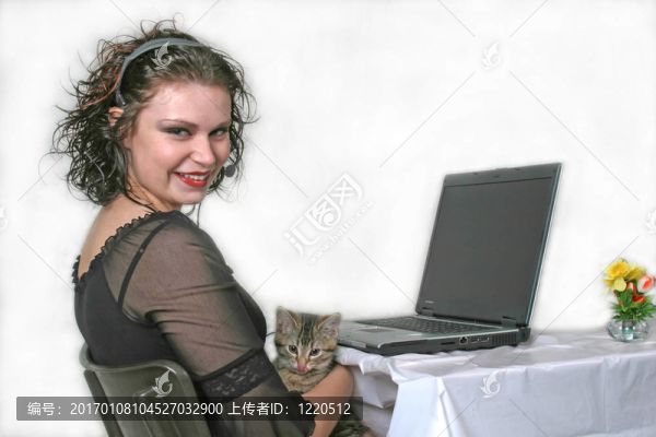 撫摸著小貓