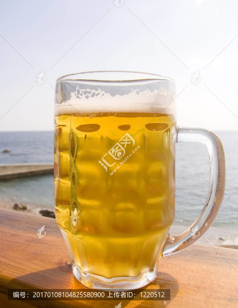 冷啤酒杯