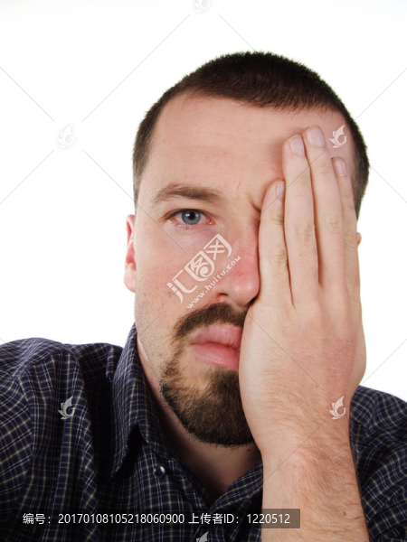 一只眼睛覆蓋的20多歲的男性臉