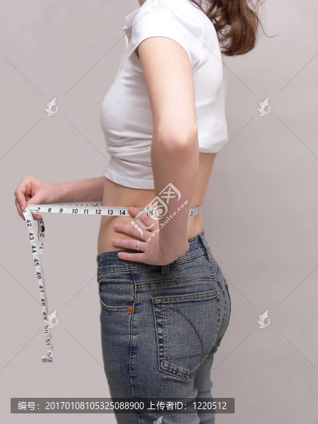 一個(gè)年輕的女孩是
