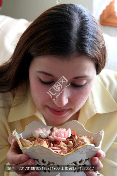 年輕女人聞玫瑰