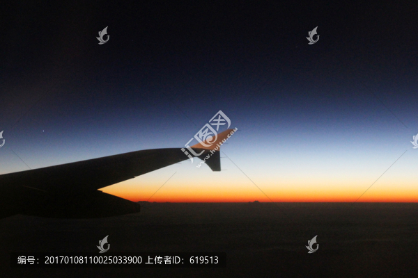 高空飛行中的暮色